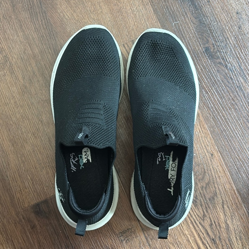 Sketchers slip on sneakers